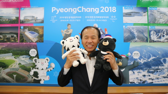 崔文洵知事手中拿着平昌奥运会吉祥物白老虎(soohorang)和亚洲黑熊