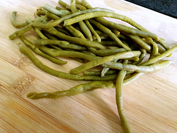 鹹香醃製豇豆與手撕新鮮菜豆沒肉也下飯