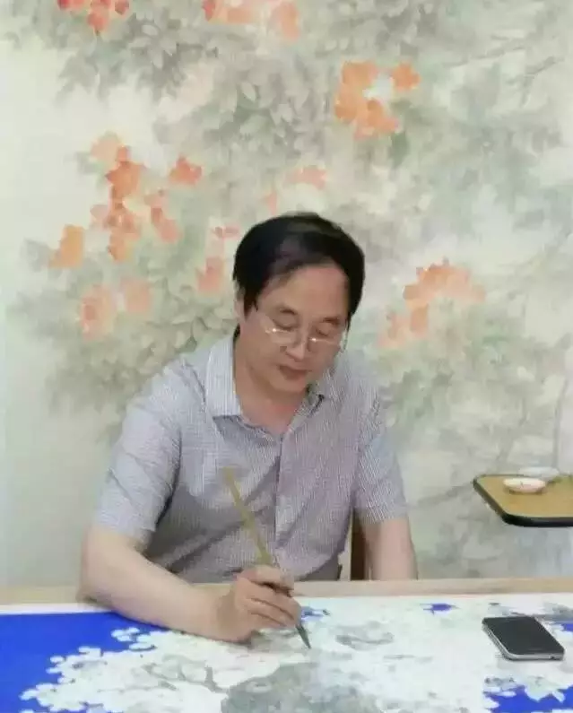 以画传情情怀画家梁志超的工笔世界