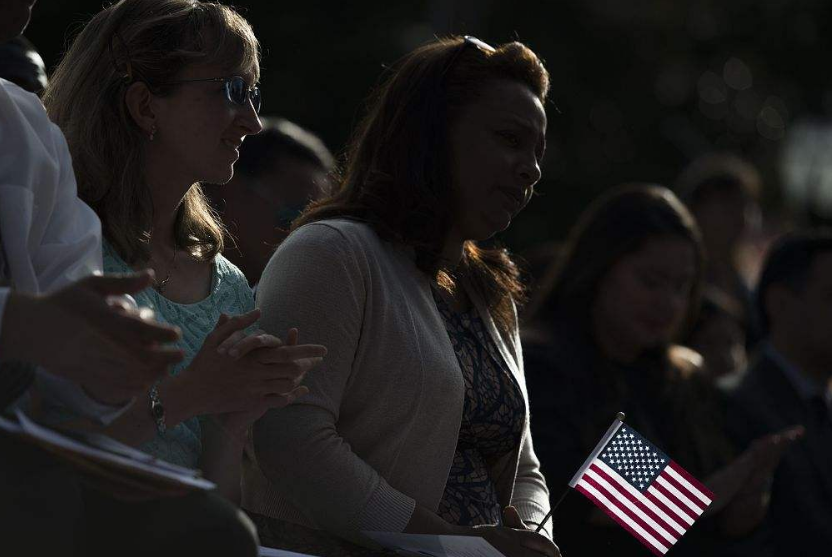 美国移民绿卡持有者入籍人数增加