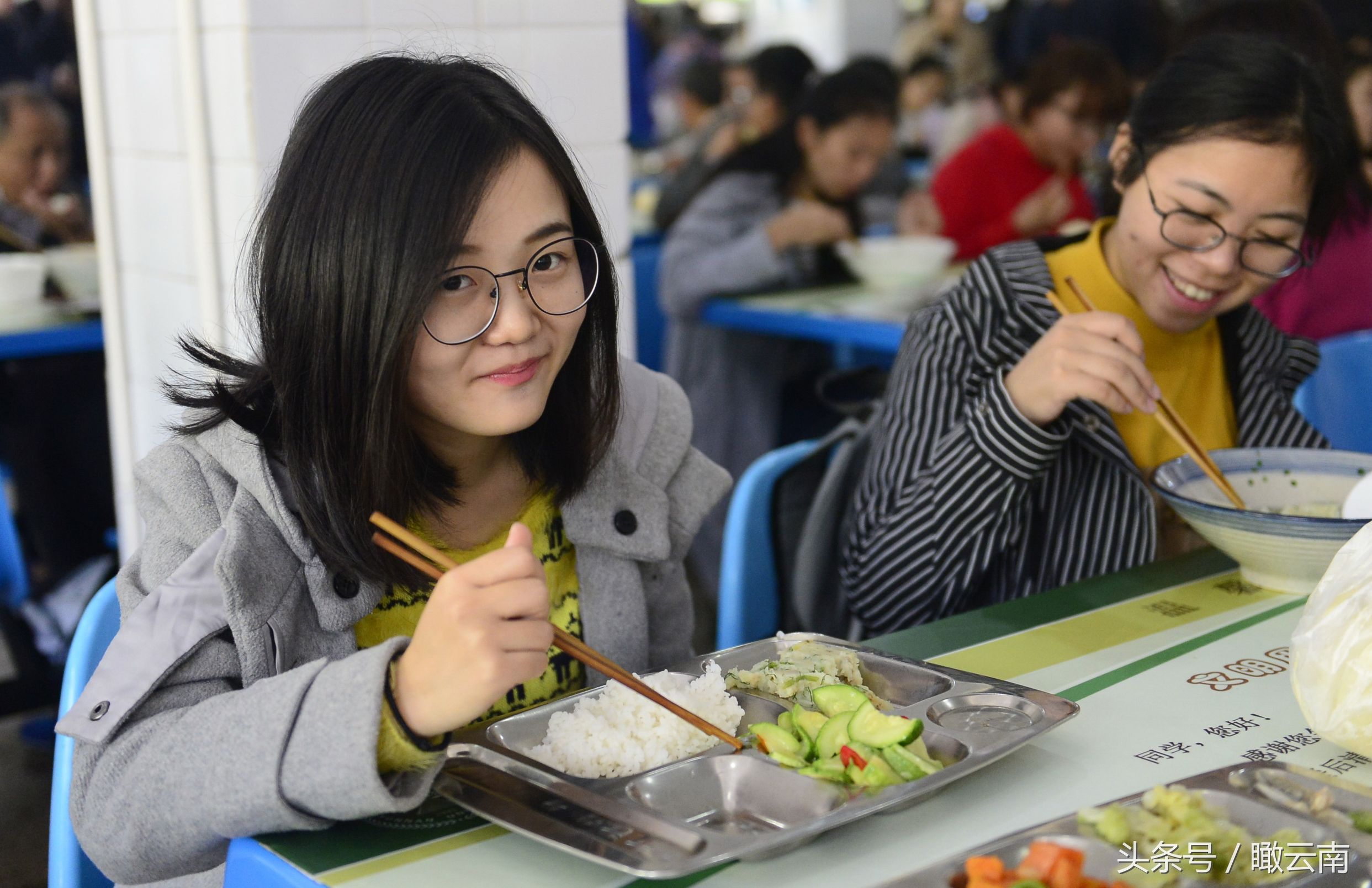 云南大学食堂走红:22元一碗米线 价格15年不变