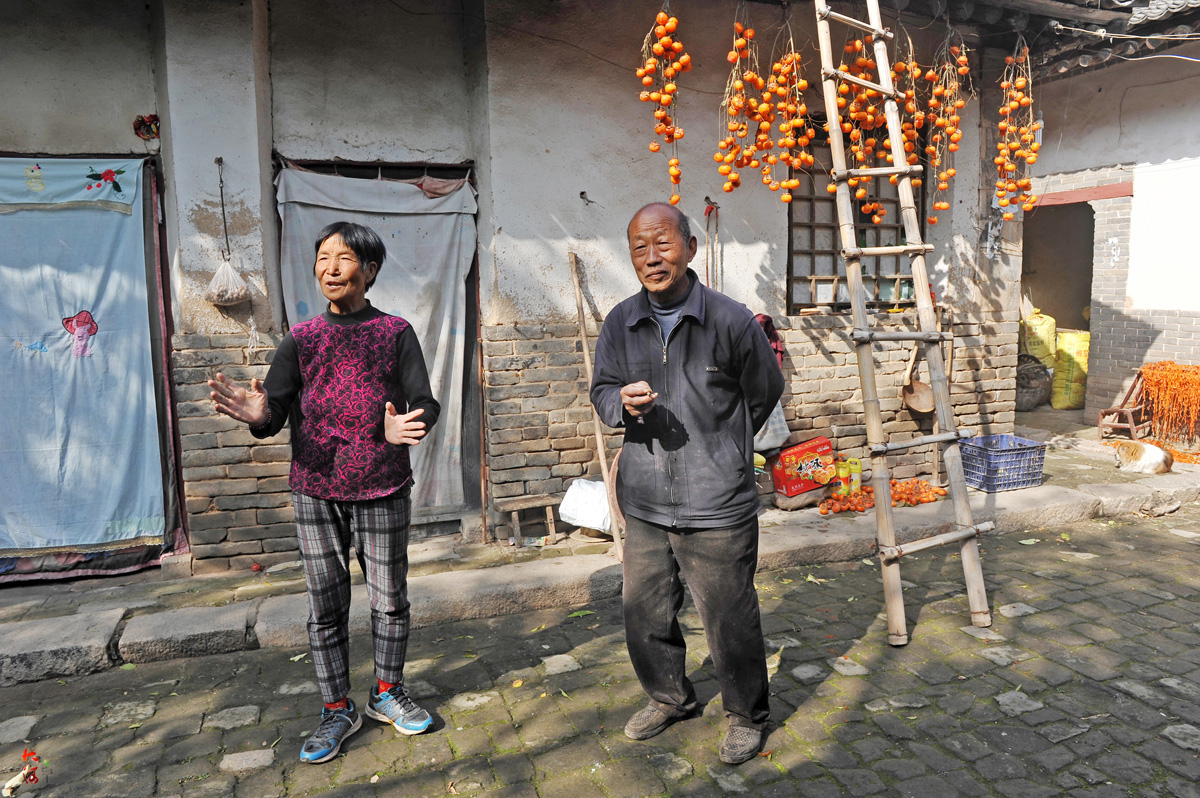 99歲農村老人滿頭黑髮每天給七旬兒子做飯還負責管家管賬