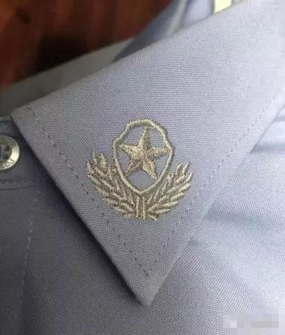 领花公安机关人民警察的臂章上,警察二字由左至右写在五角星两边,飘带