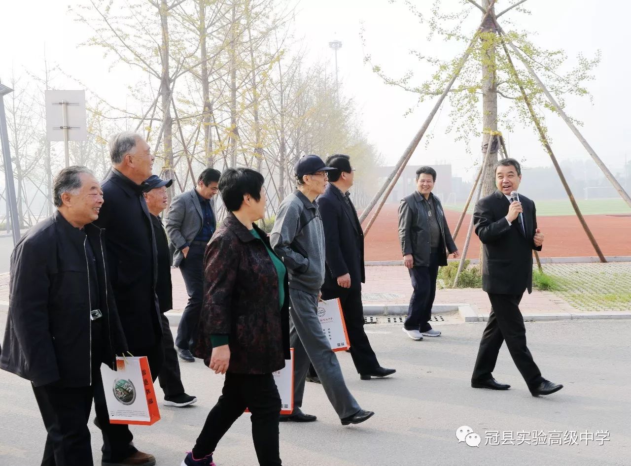 我校校长张胜聚向大家介绍实高校园建设情况,综合楼,实验楼,餐厅,宿舍