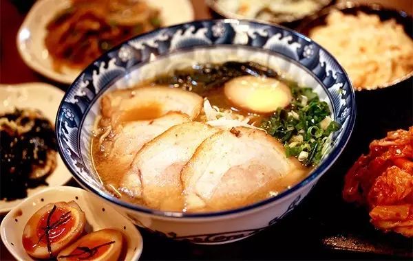 必點菜:日式炸豬排,烏龍茶 消費:人均1500日元 ② 京都五行拉麵