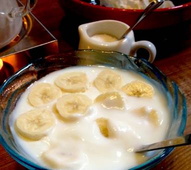 酸奶 香蕉红糖富含微量元素以及维生素,具有养颜补血功效,若在酸奶