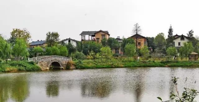 江夏区五里界街群益村(梁湖农庄)农庄三面环山,一面临水,空气清新,是