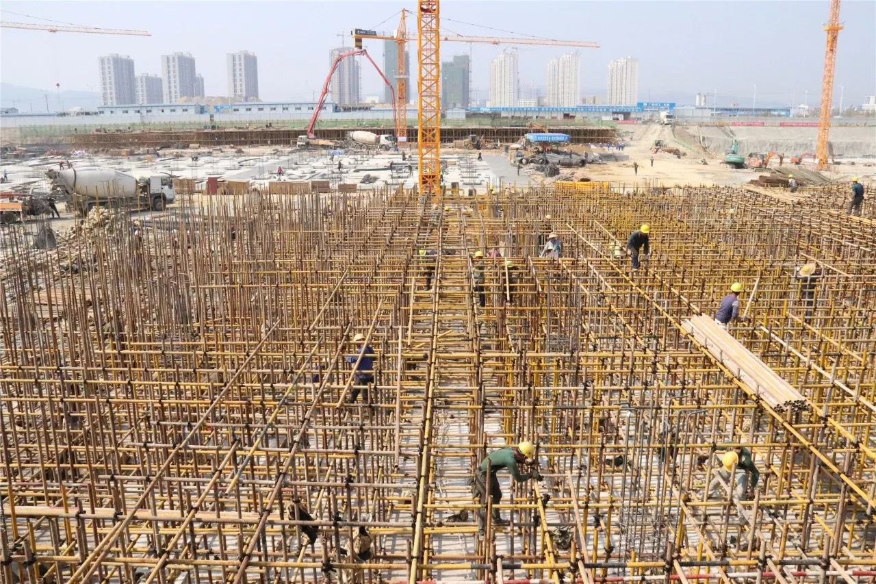 项目风采柳州市民服务中心项目抢下1031节点6块筏板基础满堂脚手架搭