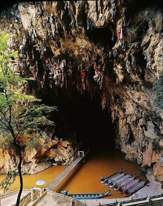 燕子洞由洞外自然林地,旱洞,水洞三个部分组成,以古洞奇观,春燕云集