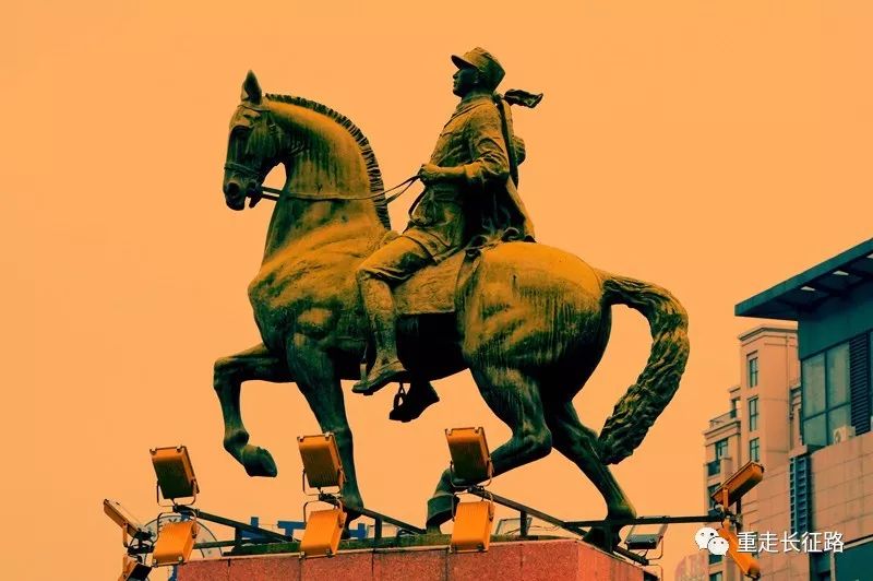 大铜马即新四军重建军部纪念塔的俗称,是矗立在盐城城区闹市路口