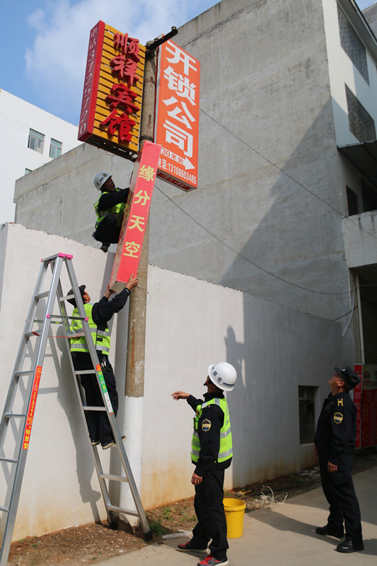 10来分钟的时间,已经把电线杆上的4块违规广告牌拆除完毕,电线杆又