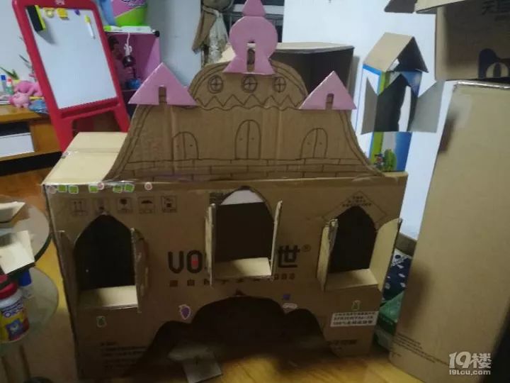 巧手爸爸用废纸箱为女儿做了个城堡