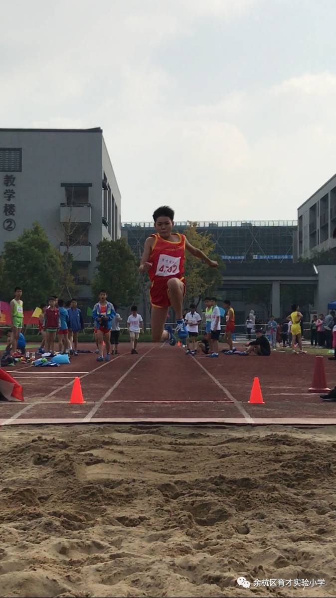 育才实验小学在区中小学运动会上获小学乙组第一名