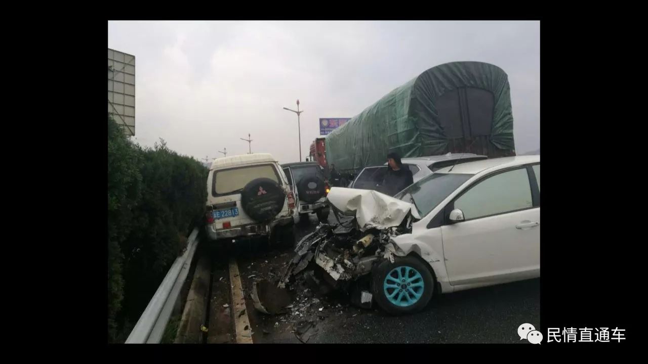 昆楚高速:雨天路滑 交通事故频发