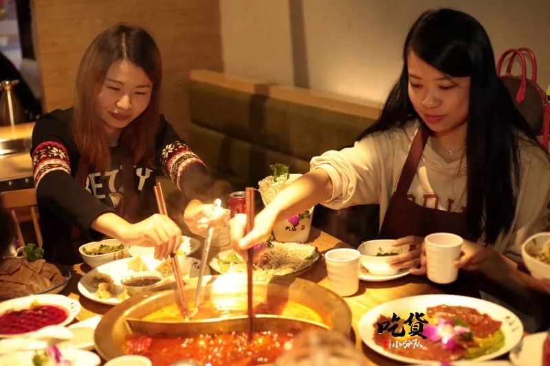 几位美女在襄阳这家火锅店吃了5个小时战斗力太强