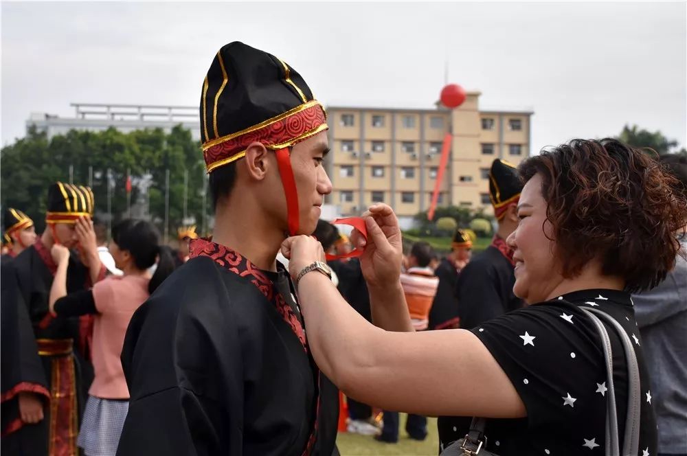 打磨青春之劍劍指凌雲之志中鈞學子穿漢服行成人禮