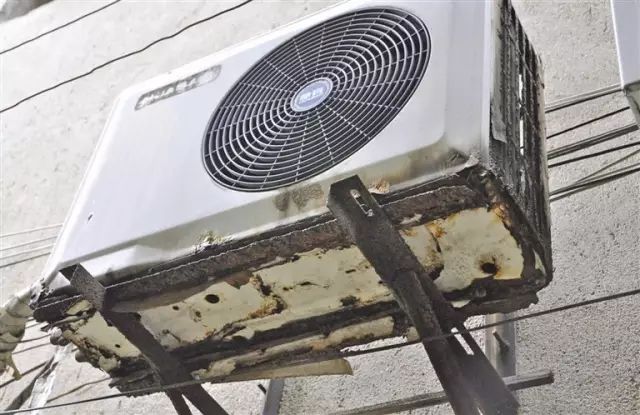 百大三联温馨提示空调外机支架锈蚀存隐患请及时更换