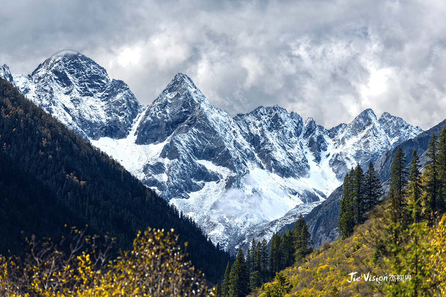 达古冰川风景区位于中国四川阿坝藏族羌族自治州黑水县境内,是一处集