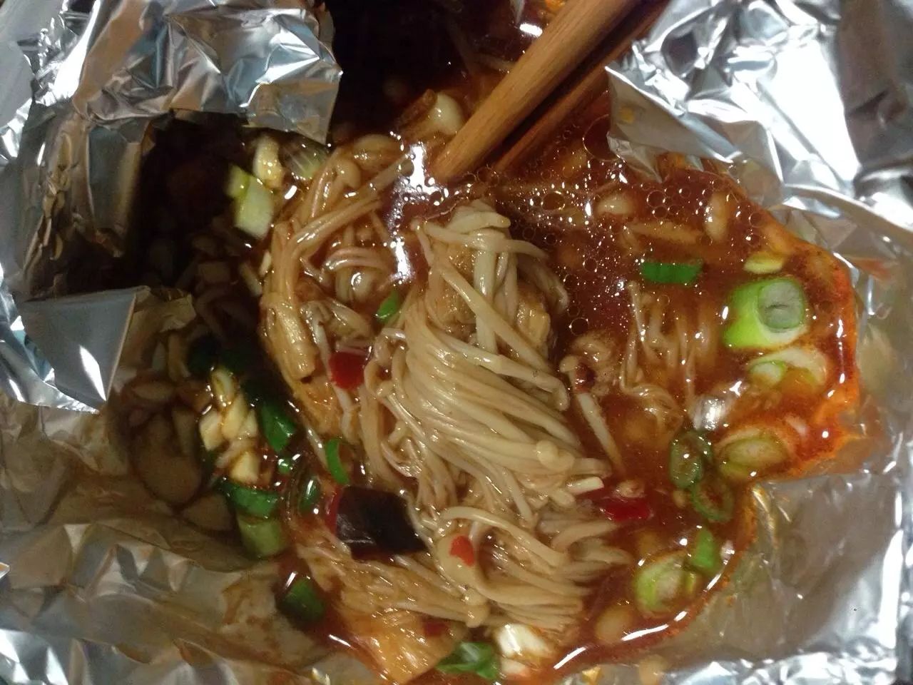 吃晚飯,直接來一份夜市上的錫紙燒,錫紙金針菇,錫紙大塊肉,錫紙雞翅尖