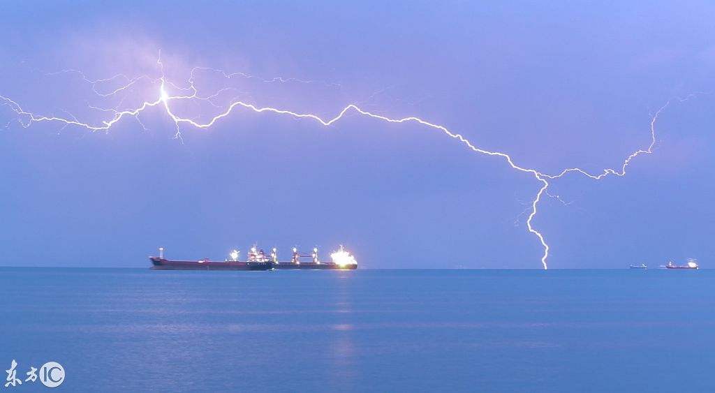 土耳其海域上空惊现几千米长的闪电,网友:这奇观百年难得一见!