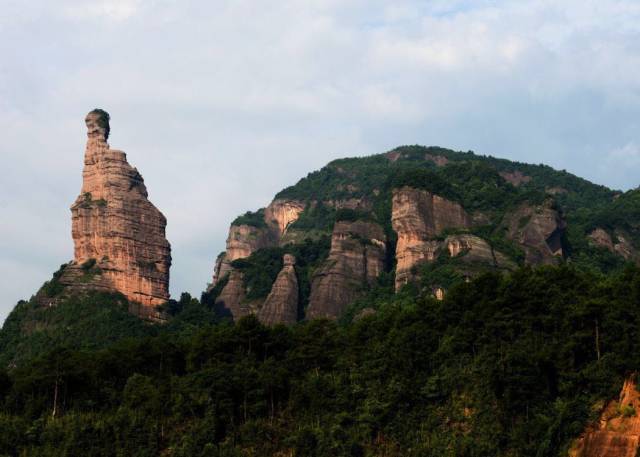 你知道吗丹霞山锦石岩原来有个可以掏出米粒的洞