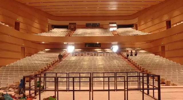 旅游 正文 音乐厅共设有1200个座席,在这里您可以享受交响乐和大型