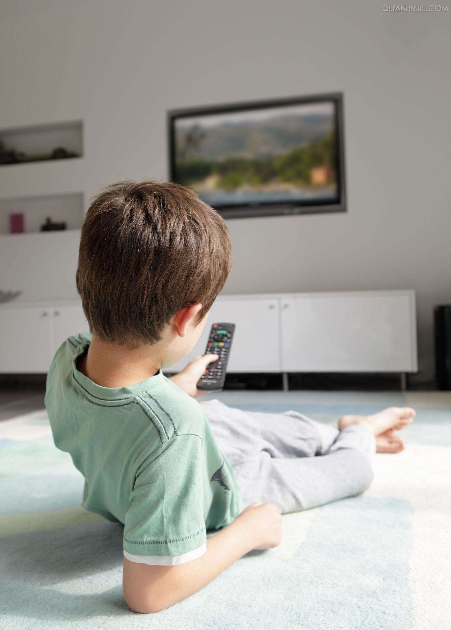 10年不让孩子看电视玩手机会怎样?来看看这个家庭