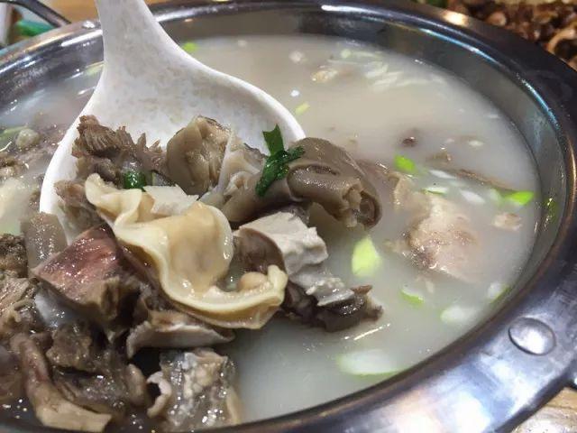 汤的香味更加浓郁俗话说千年美味羊头肉