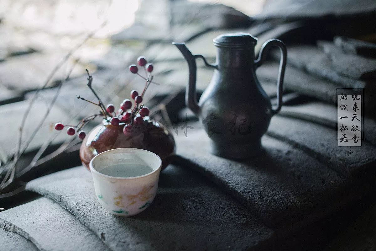 晚来天欲雪,能饮一杯无?