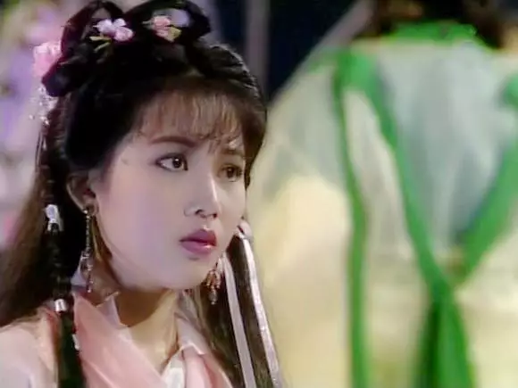 1992年 18岁第一次出演古装剧《风之刀》1991年,17岁的蔡少芬参加香港