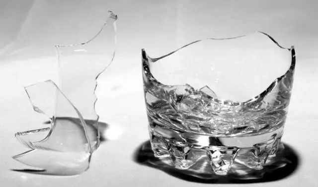 破碎的玻璃杯 伤感图片