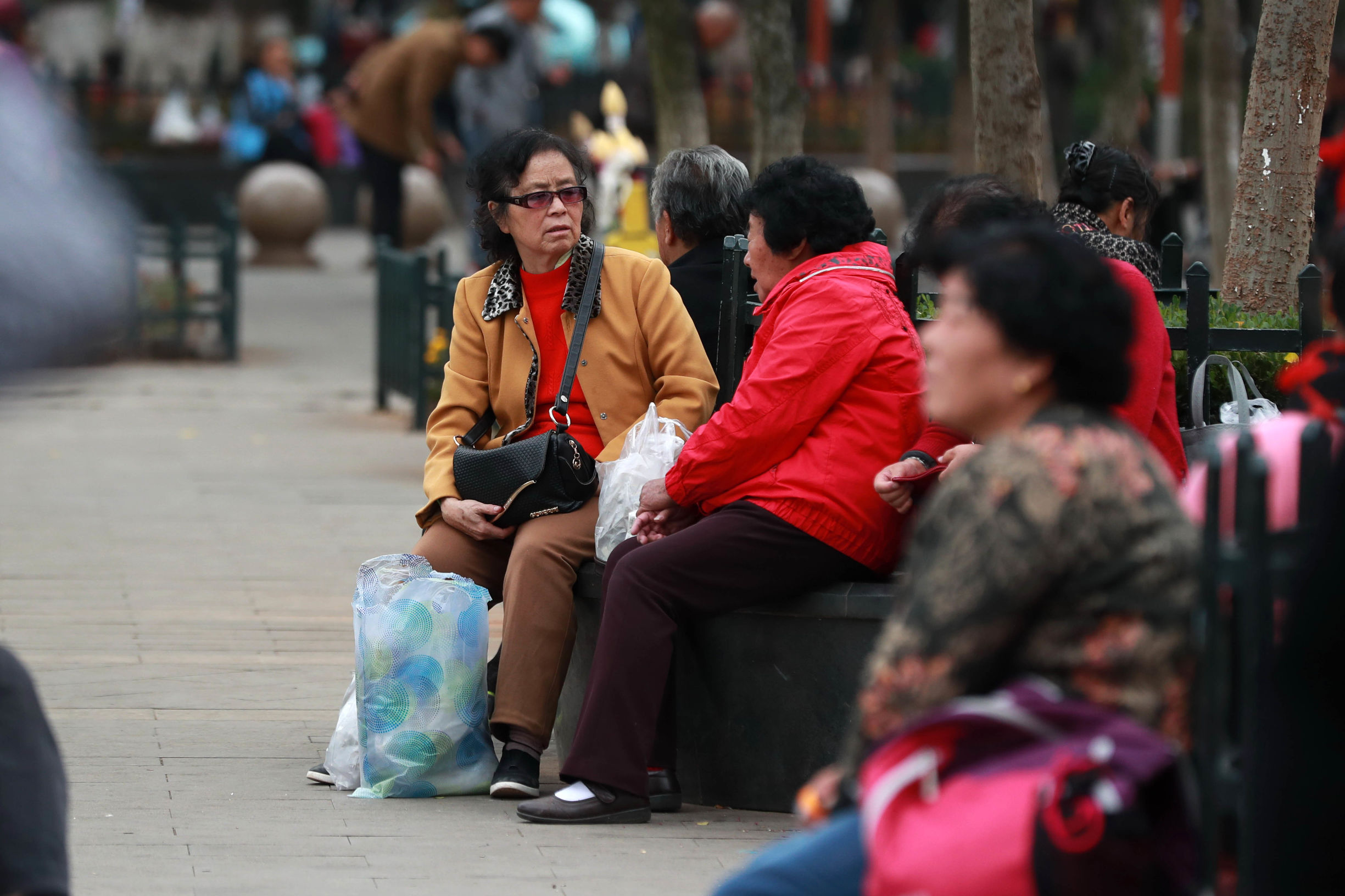 大妈说闲话图片图片