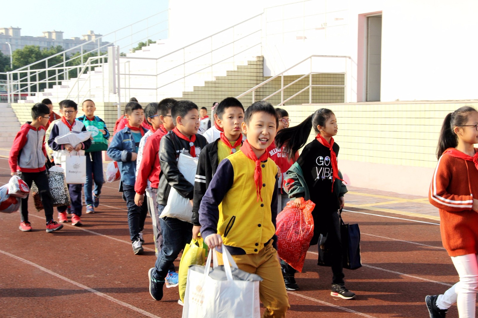 情传千里,温暖相衣——记泗门镇中心小学爱心捐衣活动