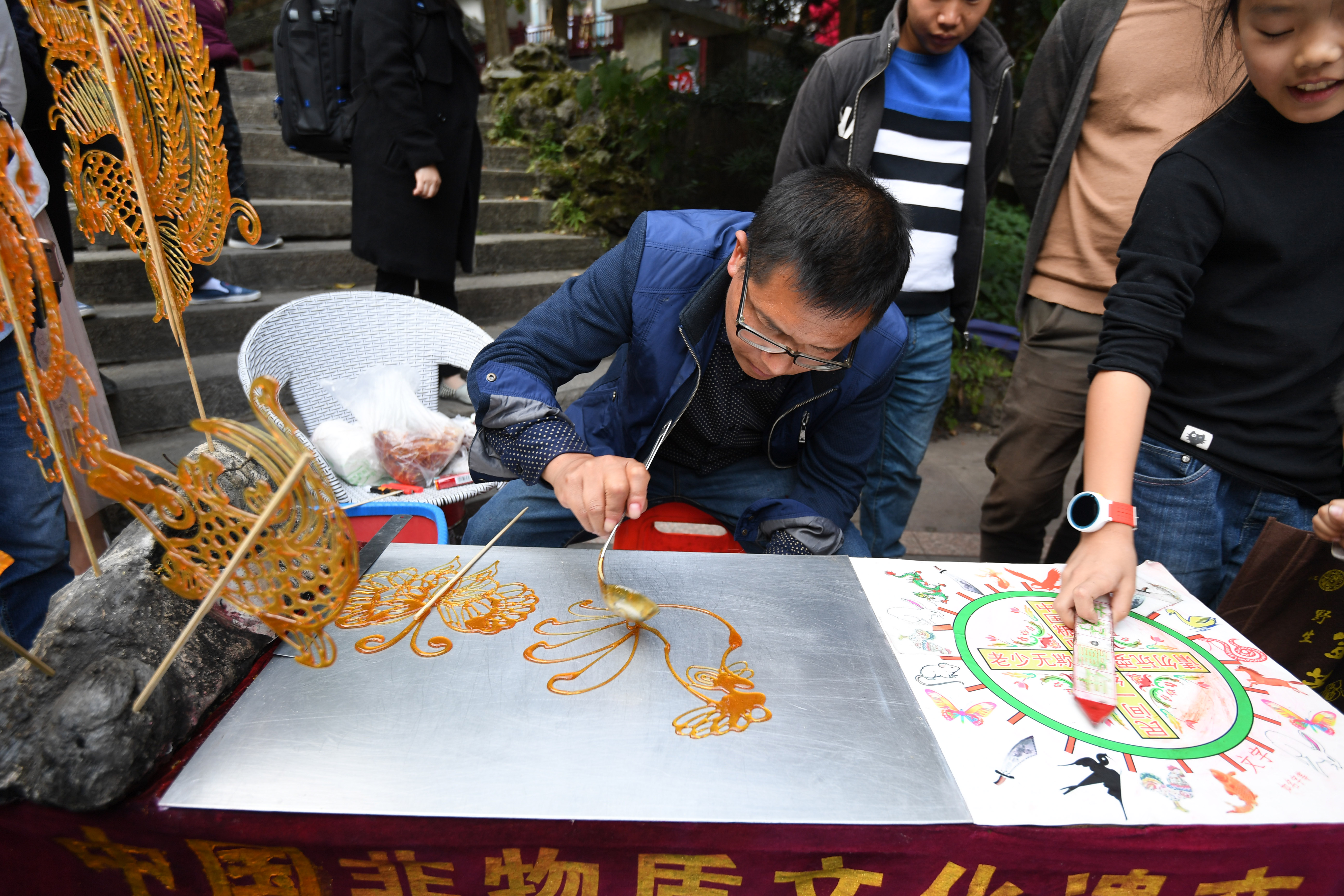 糖画师公园摆摊引围观购买,一天可赚四五千,月入十多万