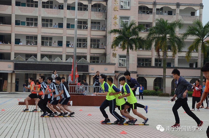 南寧市第十屆中小學少數民族傳統體育運動會在南寧外國語學校舉行