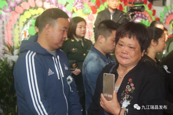 "萍乡"兵妈妈"陶艳萍听闻鲁信烈士事迹,特意送来致敬花圈.