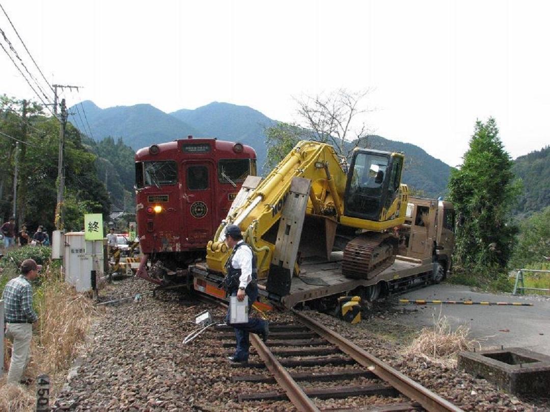 日本发生离奇交通事故:火车撞上挖掘机