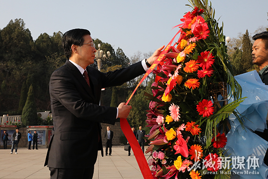 王东峰带领省四大班子党员领导干部赴西柏坡重温入党誓词