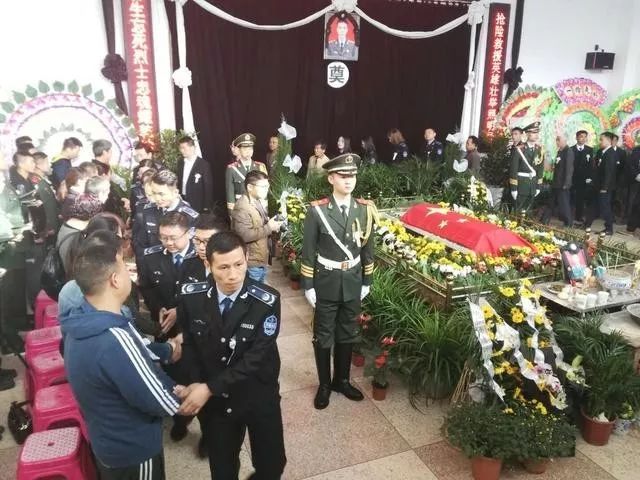 牺牲消防战士鲁信遗体告别仪式今早在瑞昌举行,数万群众挥泪送忠魂