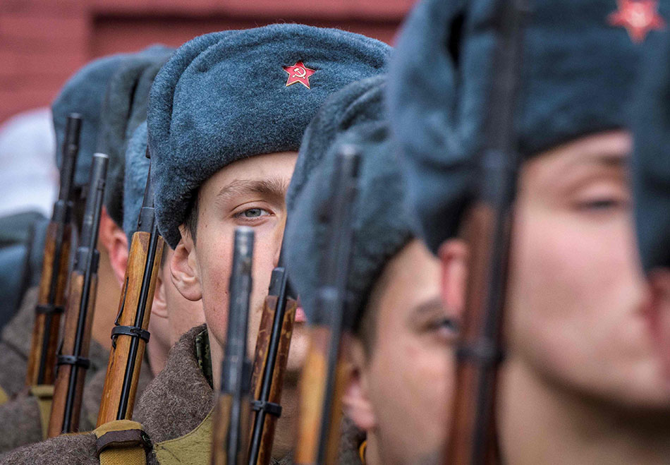 俄罗斯军人参加红场阅兵彩排 纪念红军奔赴前线