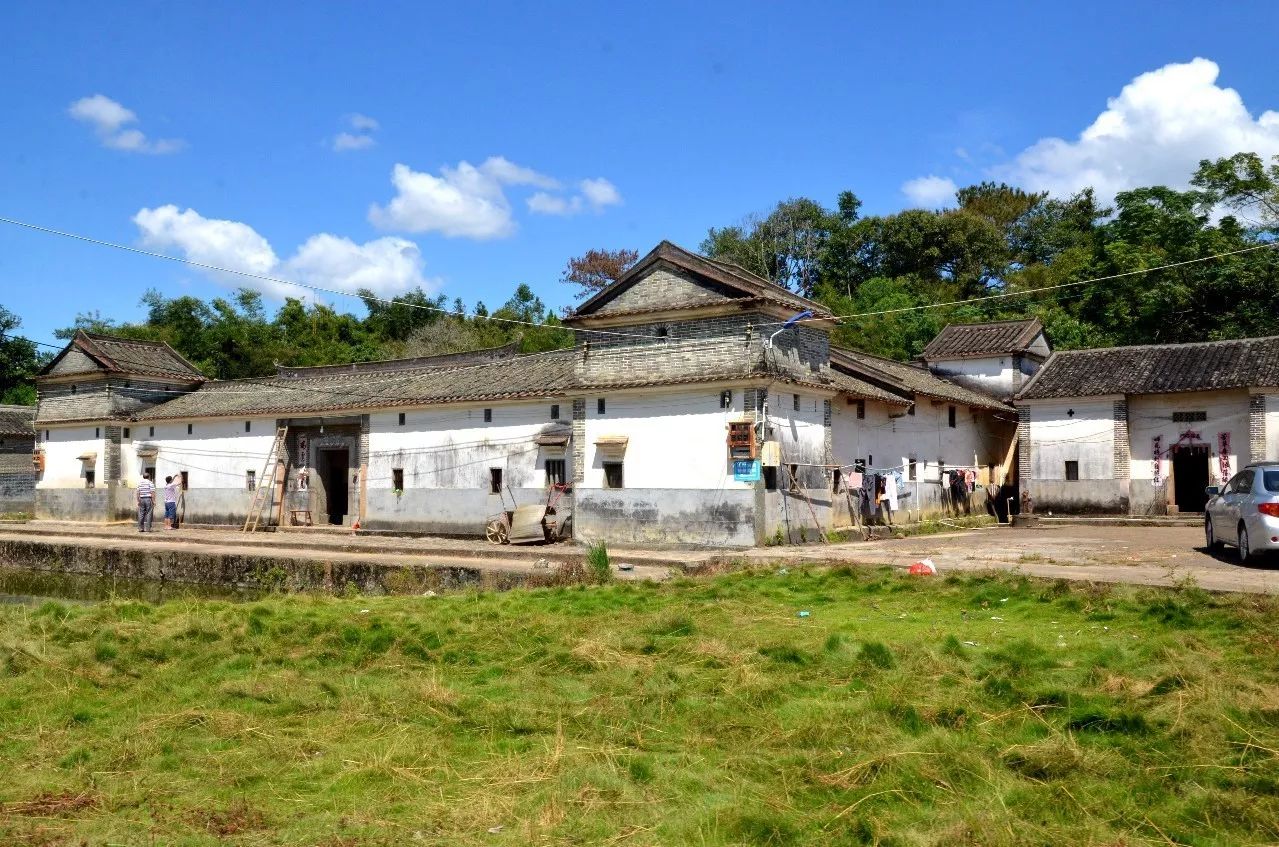 瓦房位于珠湖路边的一些房子满满的田园风村民自家院子用水管搭建的果