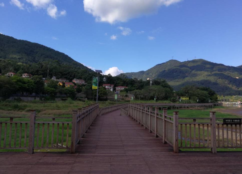 東以福飛路為界,西至湖頂與葉洋村接壤,南至八一水庫北岸堤壩,與福州