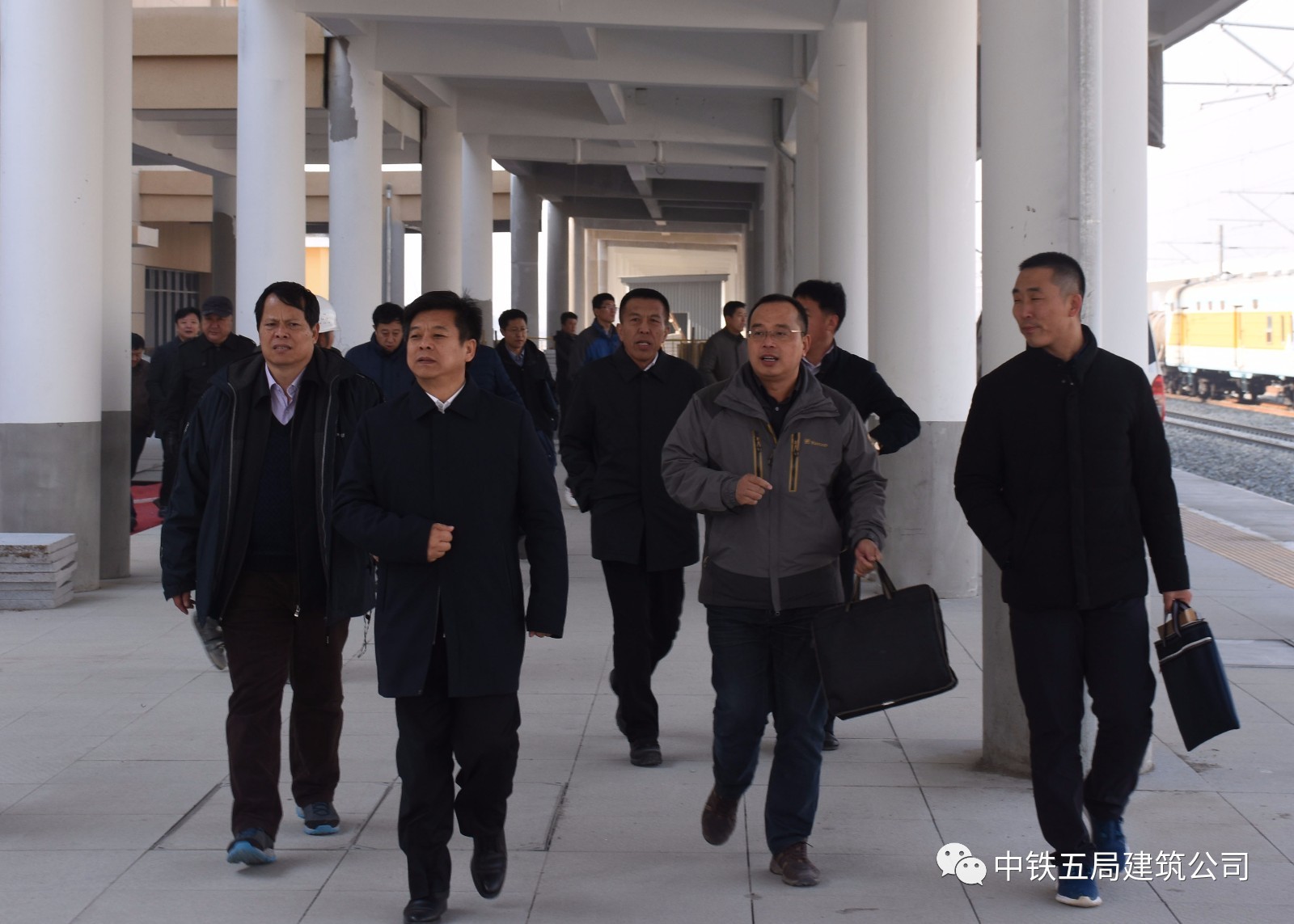 【重要新闻】哈尔滨铁路局局长王进喜一行到建筑公司哈佳铁路站房项目