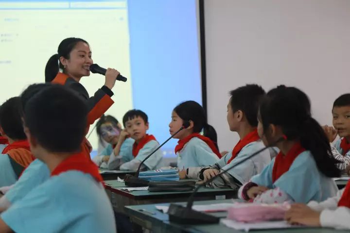 小渡小学米秀丽老师的《鱼游到了纸上》通过抓描写,训朗读,带领孩子