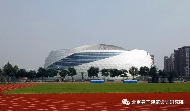 北京建築大學體育館通過對建築場地聲環境分析,在場地景觀設計中利用