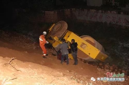 压路机侧翻事故现场救援现场11月5日,贵溪文坊镇文坊中学附近一辆压路