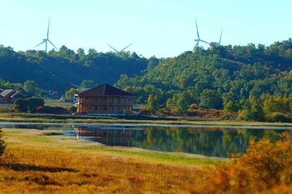 每到春秋時節,桃山湖湖面上時常瀰漫著飄渺的霧氣,宛若仙境.