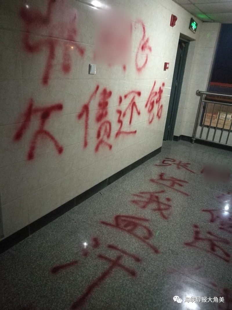 美水岸新城小区的业主庄先生向导报记者反映,他家门口遭人喷红油漆字