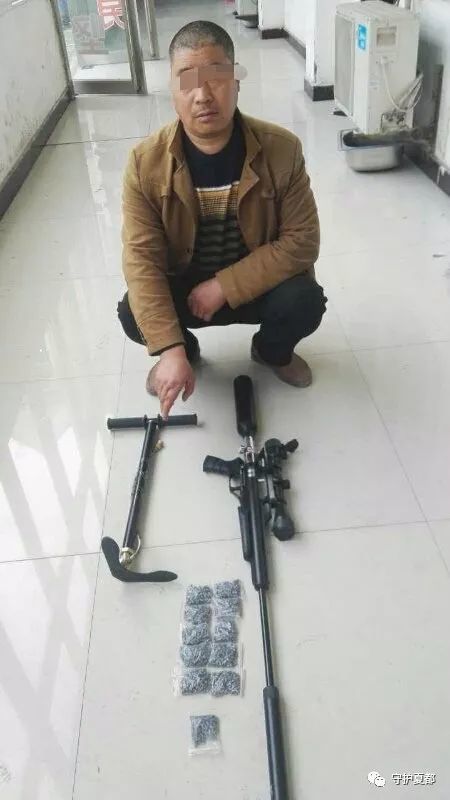 禹州警方抓获两涉枪男子当场收缴秃鹰枪支一把