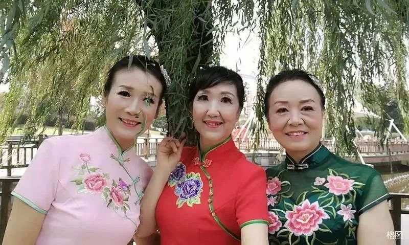 小编看了这些照片,也被她们不服老的精神,自信从容的状态所折服了呢!